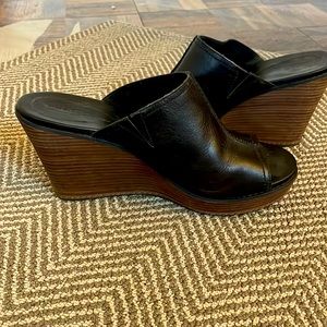 Like new, barely worn Timberland black leather sandals.